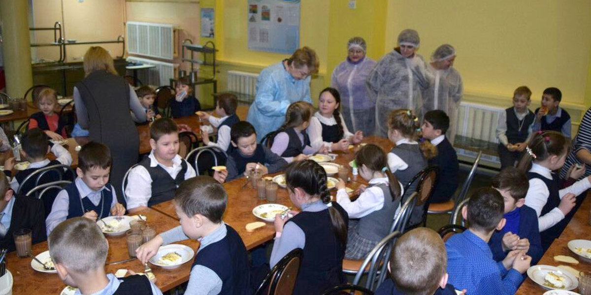горячее питание в школе. питание в школьной столовой. школьники в столовой. обед в школе. еда в школьной столовой.