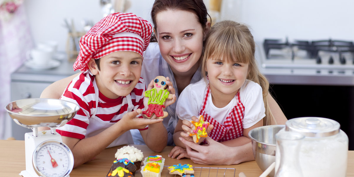 мама готовит. ютуб готовим вместе. ютуб готовим вместе. готовим вместе. семья на кухне.
