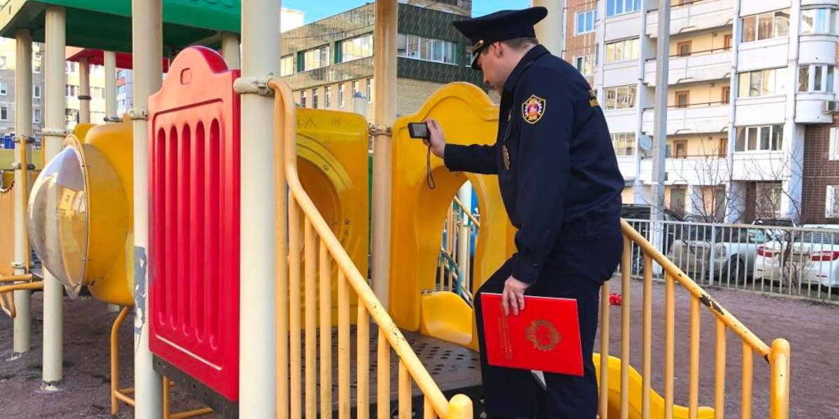 детские площадки покрашенные. детские дворовые площадки. монтаж детского игрового оборудования. проверка детских площадок подмосковье. дети на детской площадке.