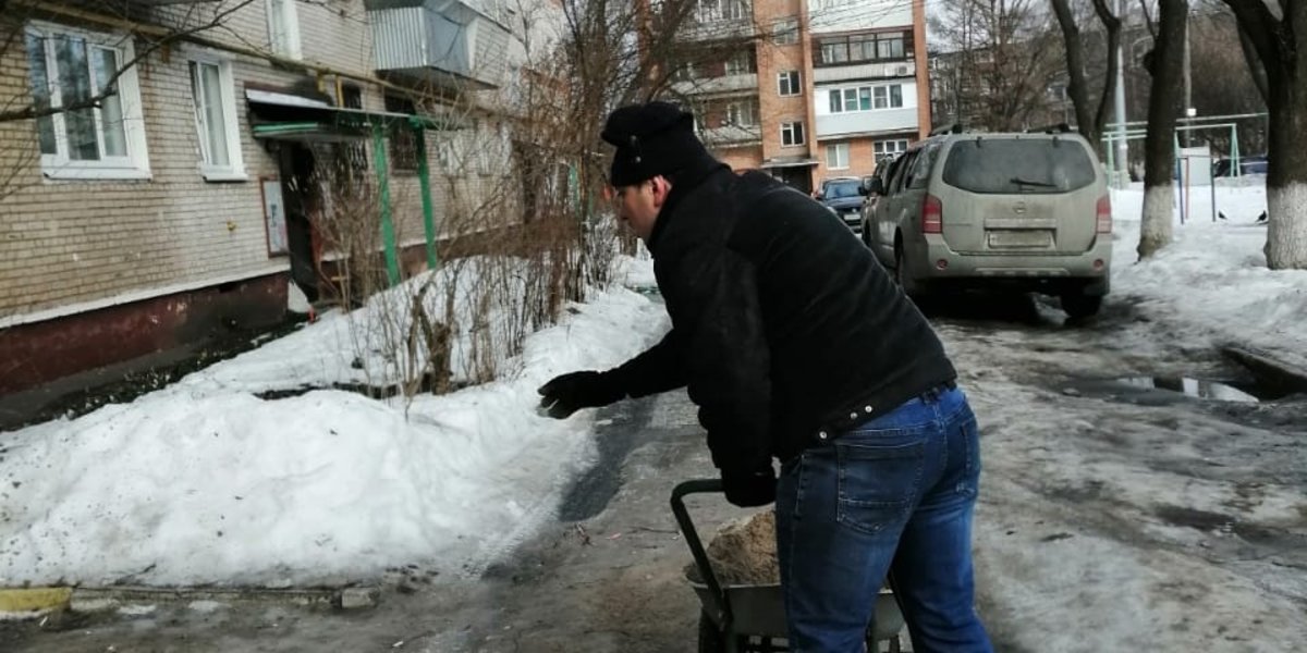 Нарушение 24. Посыпка от наледи на МКД. Уборка улиц в Электростали. Фото с урагана в Электростали.